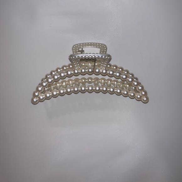 Accessories - Brand new🔥Women’s large pearl hair claw clip